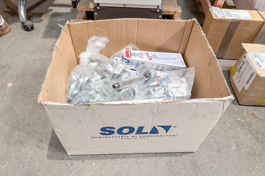 Karton mit Sanitärbedarf